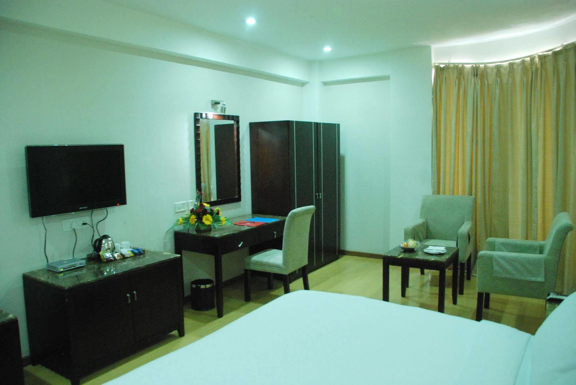Treebo Trend Hotel Parker アーメダバード エクステリア 写真